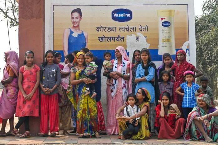 ‘लेन्स’च्या मागचे ग्रामीण आयुष्याचे क्षण…