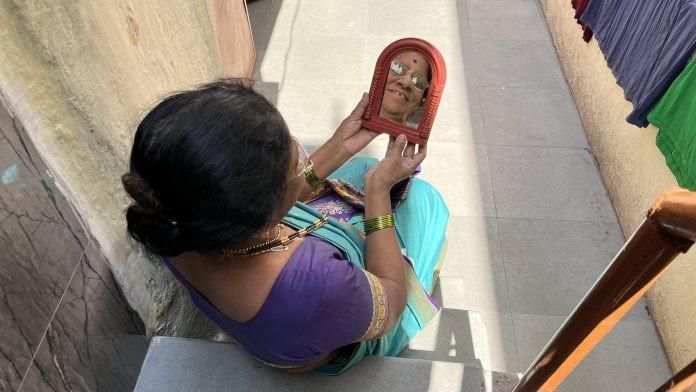 ‘लेन्स’च्या मागचे ग्रामीण आयुष्याचे क्षण…