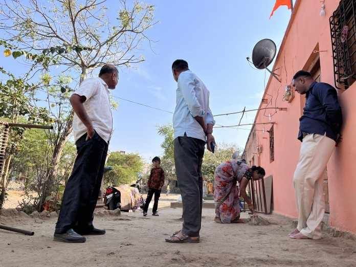 ‘लेन्स’च्या मागचे ग्रामीण आयुष्याचे क्षण…