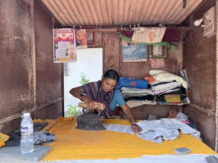 ‘लेन्स’च्या मागचे ग्रामीण आयुष्याचे क्षण…