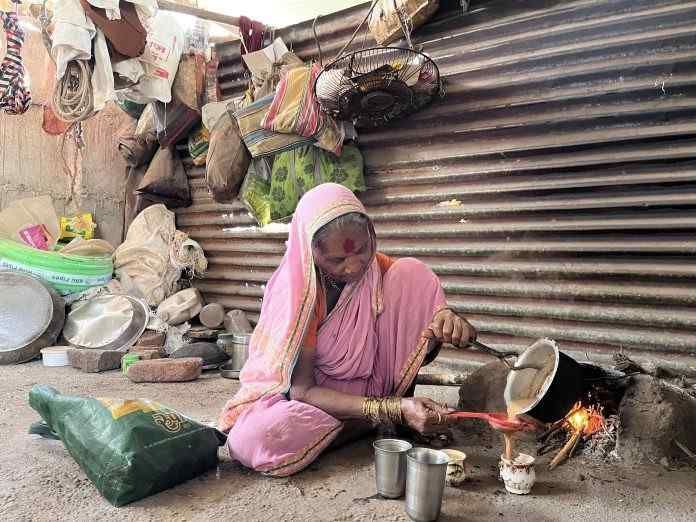 ‘लेन्स’च्या मागचे ग्रामीण आयुष्याचे क्षण…