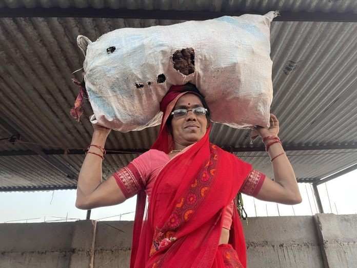 ‘लेन्स’च्या मागचे ग्रामीण आयुष्याचे क्षण…