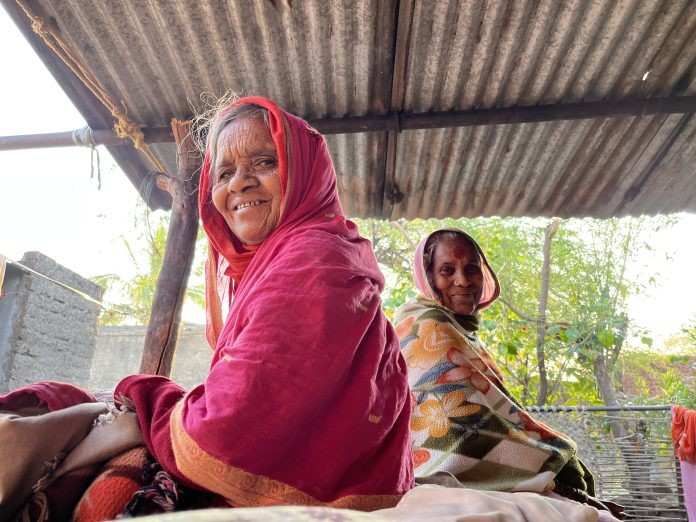 ‘लेन्स’च्या मागचे ग्रामीण आयुष्याचे क्षण…
