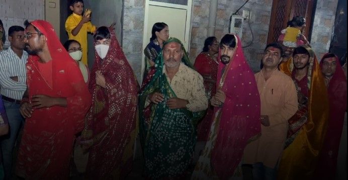 कोण ही सदू माता, जिथे चक्क सिंदूर लावून आणि साडी नेसून पुरुष खेळतात गरबा?