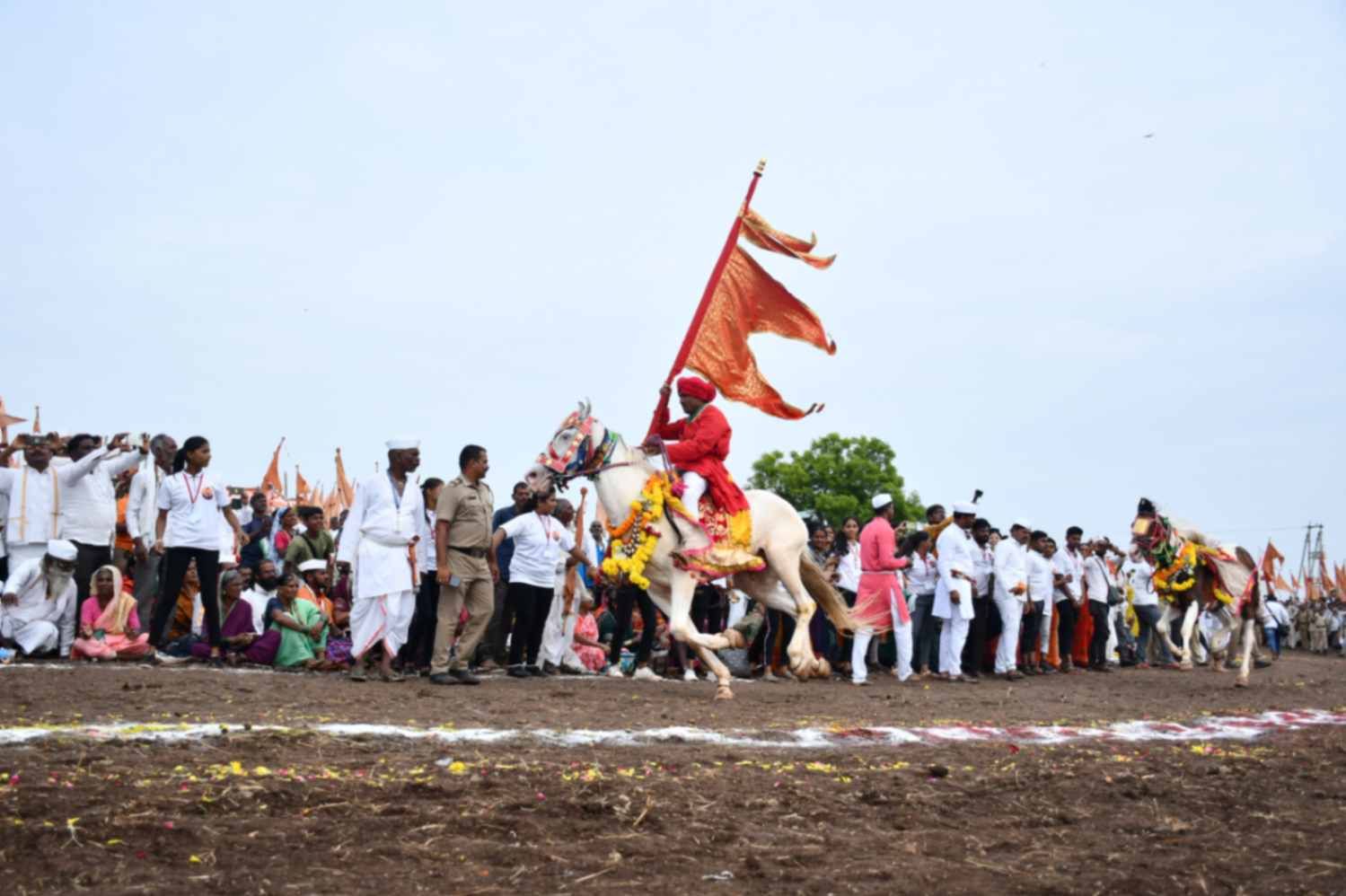 एकतरी 'वारी' अनुभवावी!