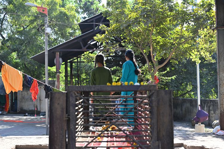 “स्मशानाच्या राखेतून स्वप्नं झाडणाऱ्या 40 ‘मसणजोगी’ बायकांची गोष्ट…